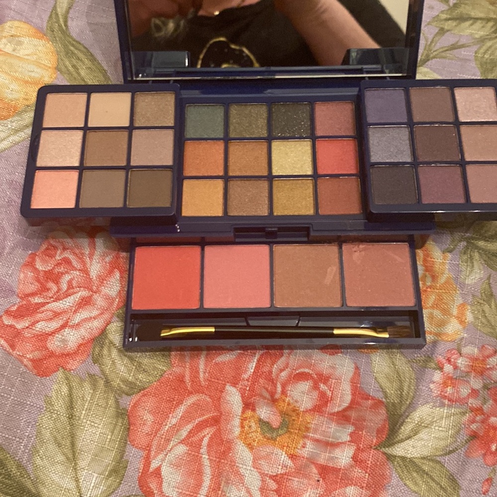 Glimmer glow up mega  palette : 30 eyeshadows, 4 blushes with applicator &mirror - Picture 2 of 8